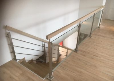 Treppe mit Holz-Edelstahl-Glas-Geländer